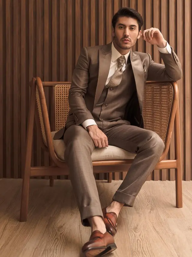 7 Gaya Valentino Peter dengan Setelan Jas yang Ini Tampil Stylis