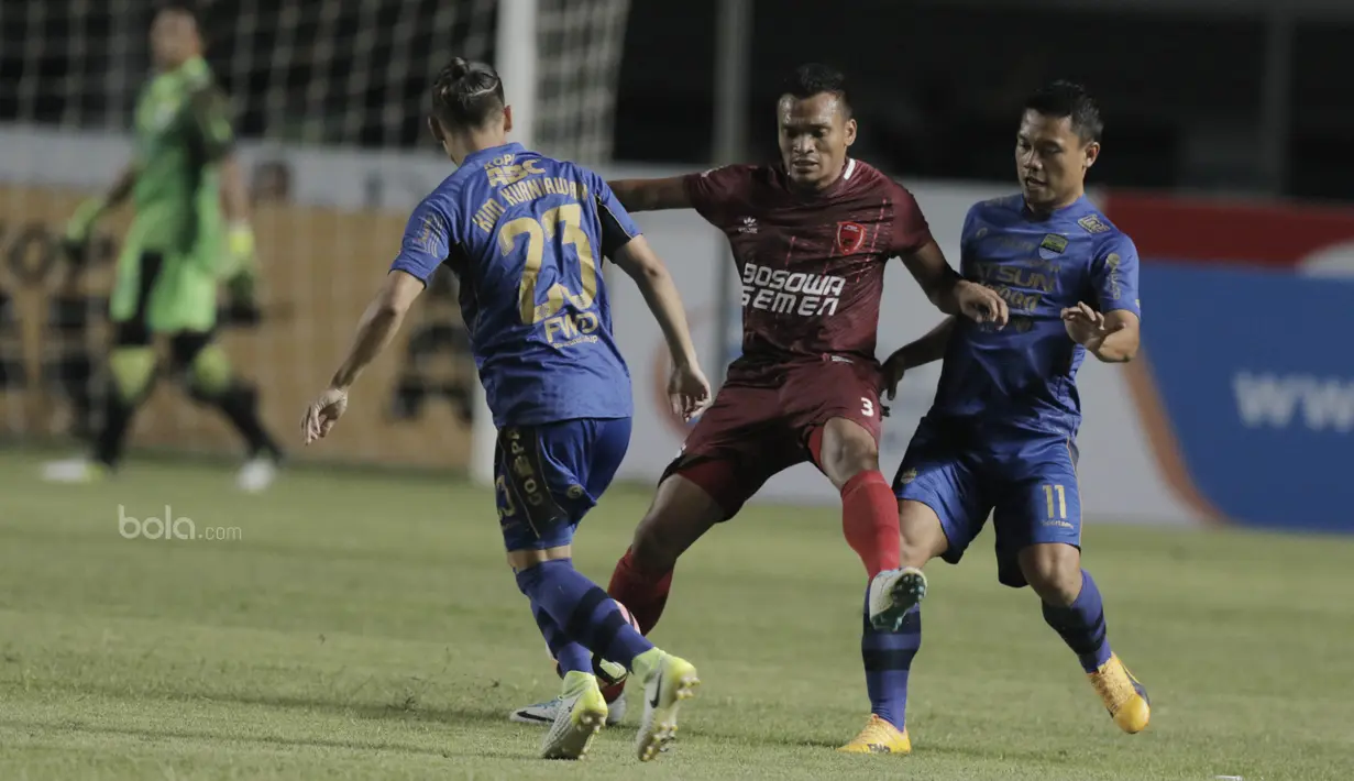 Striker PSM Makassar, Ferdinand Sinaga, berusaha melewati pemain Persib Bandung pada laga lanjutan Liga 1 di Stadion GBLA, Bandung, Rabu, (5/7/2017). Persib menang 2-1 atas PSM. (Bola.com/M Iqbal Ichsan)