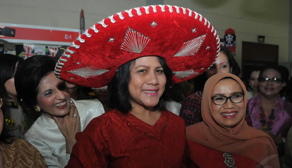 Ibu negara, Iriana Joko Widodo saat di acara amal ke 47 Women International Club (WIC) di JCC, Jakarta, Rabu (19/11/2014). (Liputan6.com/Herman Zakharia)