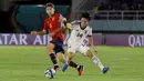 <p>Pemain Timnas Spanyol U-17, Pau Prim (kiri) berebut bola dengan pemain Jepang U-17, Gaku Nawata dalam pertandingan babak 16 Besar Piala Dunia U-17 di Stadion Manahan, Solo, Senin (20/11/2023). (Bola.com/Arief Bagus)</p>