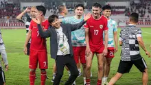 Selebrasi pelatih Timnas Indonesia, Shin Tae-yong bersama para pemainnya merayakan kemenangan 1-0 atas Vietnam setelah berakhirnya laga Grup F kualifikasi Piala Dunia 2026 Zona Asia di Stadion Utama Gelora Bung Karno (SUGBK), Senayan, Jakarta, Kamis (21/3/2024). (Bola.com/Bagaskara Lazuardi)