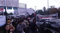 Mereka menduduki Bandara Sam Ratulangi karena menolak kedatangan Wakil Ketua DPR Fahri Hamzah. (Liputan6.com/Yoseph Ikanubun).