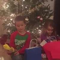 Orangtua ini jadikan hadiah buruk sebagai media untuk ajarkan makna Natal pada sang anak.