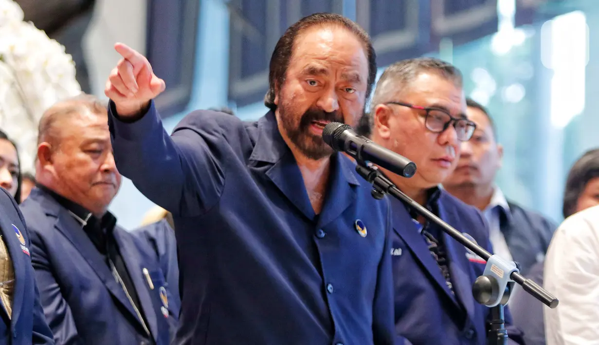 Ketua Umum Partai NasDem, Surya Paloh menggelar jumpa pers usai Kejaksaan Agung menetapkan Sekjen Partai NasDem Johnny G. Plate sebagai tersangka, di Kantor DPP Partai NasDem Jakarta, Rabu (17/5/2023). (Liputan6.com/Angga Yuniar)