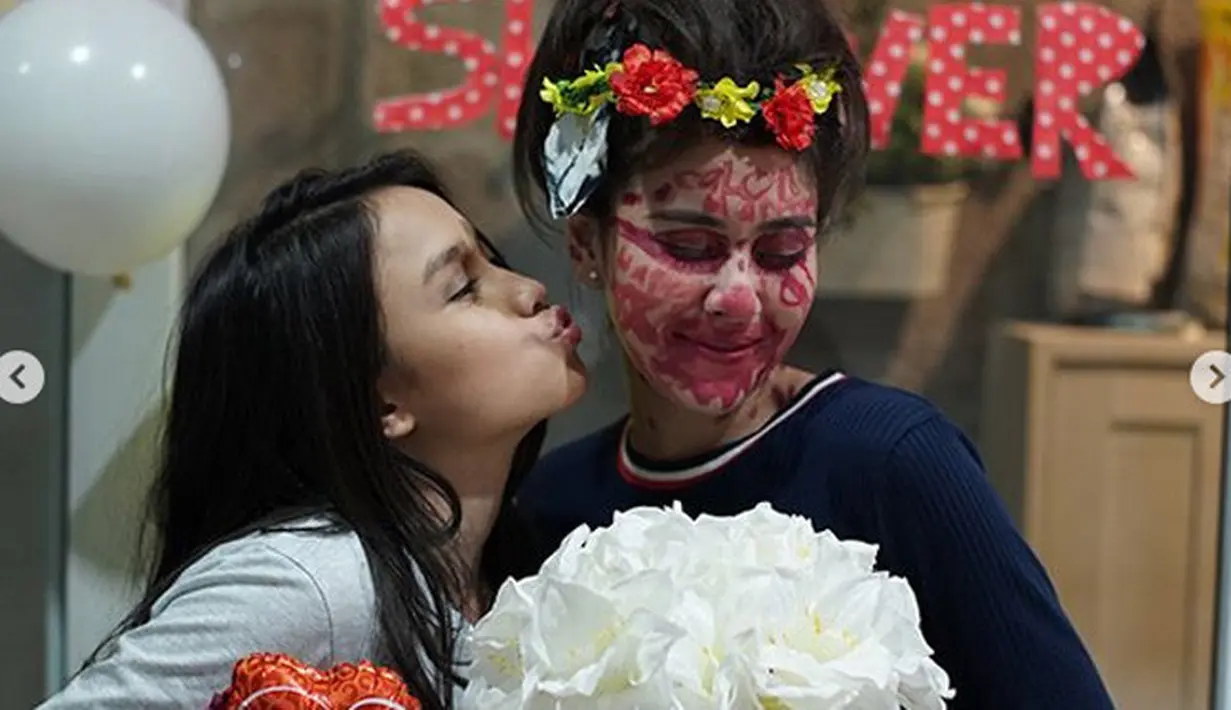 Begitu juga dengan tatanan rambutnya yang sengaja dibuat berantakan. Meski begitu, ia memakai hiasan kepala berupa bunga yang warnanya beraneka ragam. (Instagram)