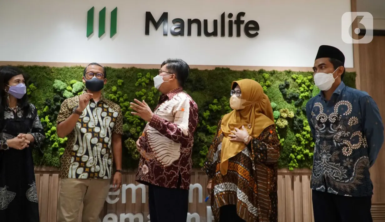 Direktur Kepatuhan Manulife Indonesia Apriliani Siregar (kiri), Direktur dan Chief EB & Syariah Distribution Karjadi Pranoto (kedua kiri) berbincang dengan Wakil Rektor Bidang Internasionalisasi Kerjasama dan Hubungan Alumni IPB Dodik Ridho Nurrochmat (tengah) usai penandatanganan di Jakarta.