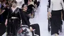 Para model menggunakan kursi roda memperagakan busana desainer Tatyana Malchikova selama Moskow Fashion Week di Moskow, Kamis (23/3). Pagelaran itu didukung Open World, yayasan non profit yang berfokus pada penyandang cacat. (AP Photo/Ivan Sekretarev)