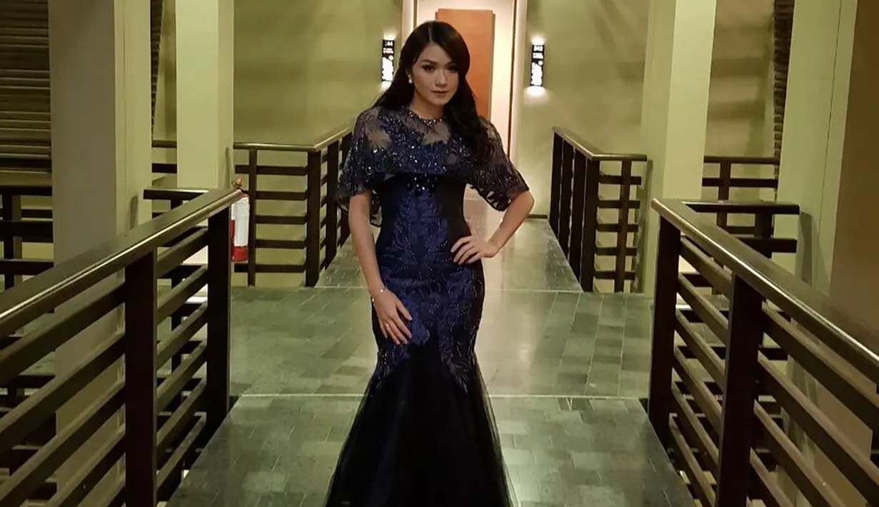 Sering menyanyi dengan genre rock-pop saat The Virgin manggung, membuat Dara biasanya tampil dengan outfit warna gelap dan tampil tomboy. meski begitu, ia bahkan tampil menawan dan anggun saat memekai kebaya. (Liputan6.com/IG/@darathevirgin)