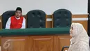 Sulis saat menjalani sidang ke-2 di PN Depok, Jawa barat, Selasa (17/1). Sulis diketahui mengalami penipuan yang diduga dilakukan oleh rekannya sendiri, Ahmad Nizar Fahmi dalam investasi percetakan. (Liputan6.com/Herman Zakharia)