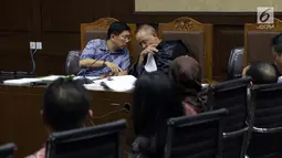 Terdakwa kasus dugaan suap kepada Direktur PT Krakatau Steel Wisnu Kuncoro, Kenneth Sutardja (kiri) berbincang dengan kuasa hukumnya saat sidang lanjutan di Pengadilan Tipikor, Jakarta, Senin (1/7/2019). Sidang beragendakan mendengar keterangan saksi-saksi. (Liputan6.com/Helmi Fithriansyah)