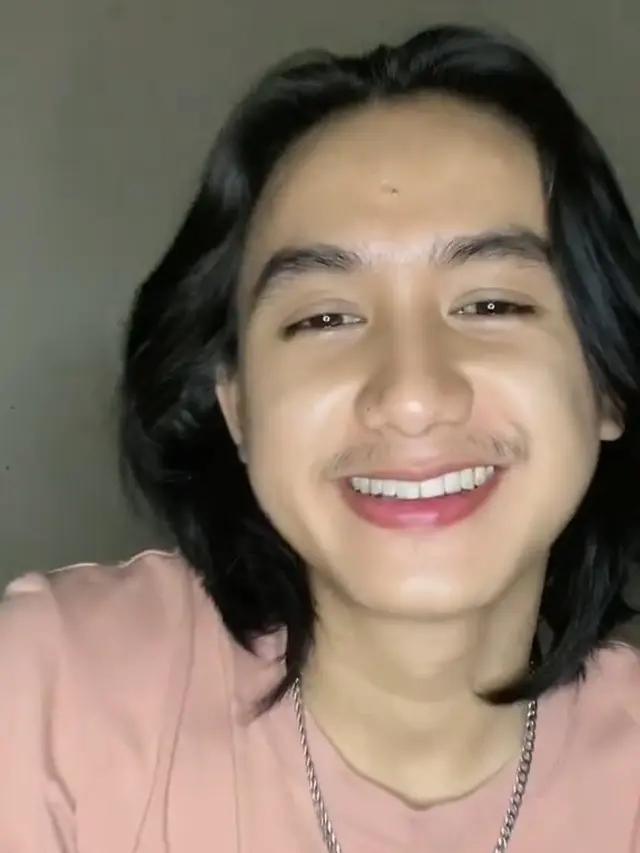 Tampil Gondrong, Ini 7 Potret Bowo Alpenliebe yang Disebut Mirip Iqbaal