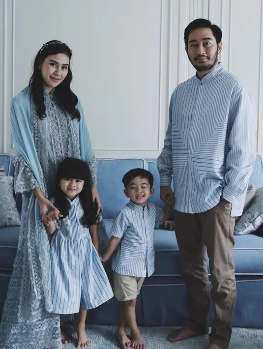 Syahnaz Sadiqah dan Ritchie Ismail juga serasi dengan pilihan baju Lebaran nuansa biru. Syahnaz memakai maxi dress lace dan Jeje tampil keren dengan kemeja koko motif garis biru-putih. [Foto: @lacebyartkea]
