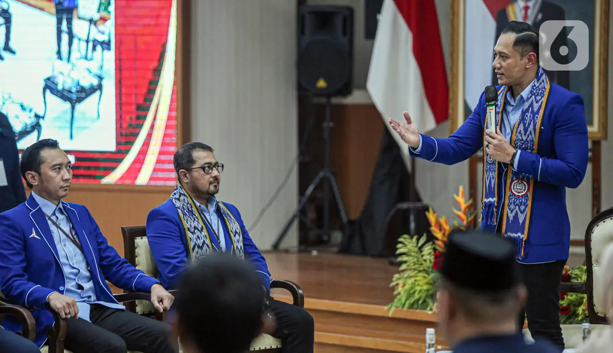 Ketua Umum Partai Demokrat Agus Harimurti Yudhoyono atau AHY (kanan) saat pendaftaran Partai Politik Calon Peserta Pemilu Tahun 2024 hari kelima di Kantor KPU, Jakarta, Jumat (5/8/2022). Demokrat menjadi partai politik ke-12 yang mendaftarkan diri untuk calon peserta Pemilu tahun 2024. (Liputan6.com/Faizal Fanani)