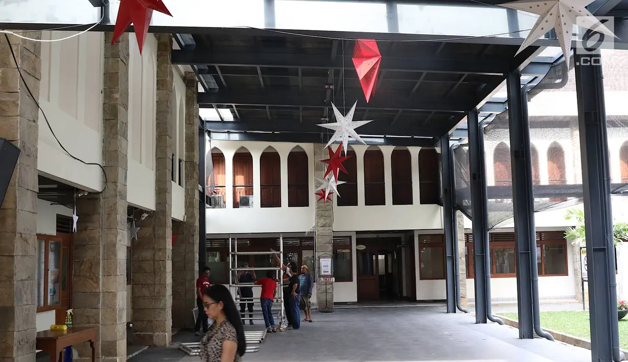 Pekerja bersiap menyelesaikan pembuatan tenda dan dekorasi Natal di Gereja Katedral, Jakarta, Kamis (20/12). Gereja Katedral menyambut perayaan Misa Natal dengan mendirikan tenda. (Liputan6.com/Immanuel Antonius)