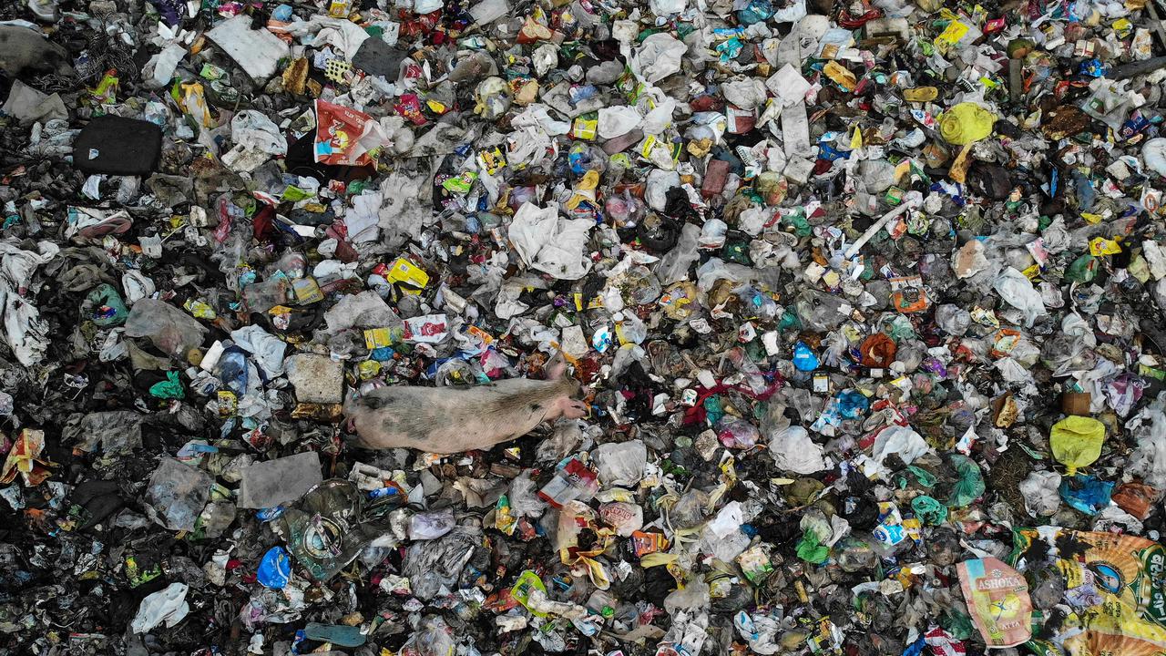 Kotornya Saluran Air Penuh Sampah di New Delhi