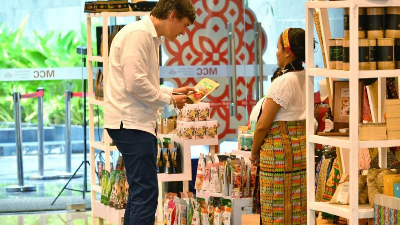 Seorang delegasi G20 tampak menyempatkan diri melihat berbagai produk UMKM asli NTT saat mengikuti sidang pertama pertemuan kedua Sherpa atau 2nd Sherpa Meeting di Labuan Bajo,.