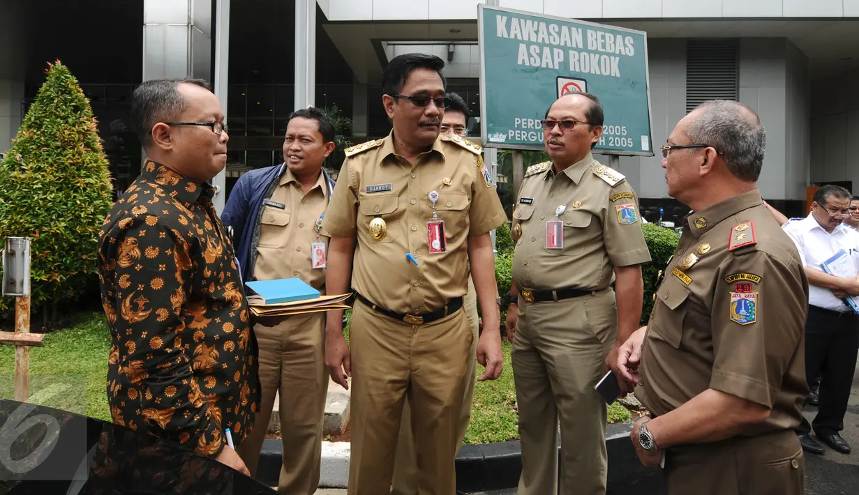 Wagub DKI Jakarta Djarot Saiful Hidayat (tengah) berbincang dengan para staffnya saat inspeksi mendadak di JCC, Selasa (3/1/2016). Tinjauan terkait kesiapan pelaksanaan KTT Luar Biasa OKI pada 6-7 Maret mendatang. (Liputan6.com/Helmi Fithriansyah)