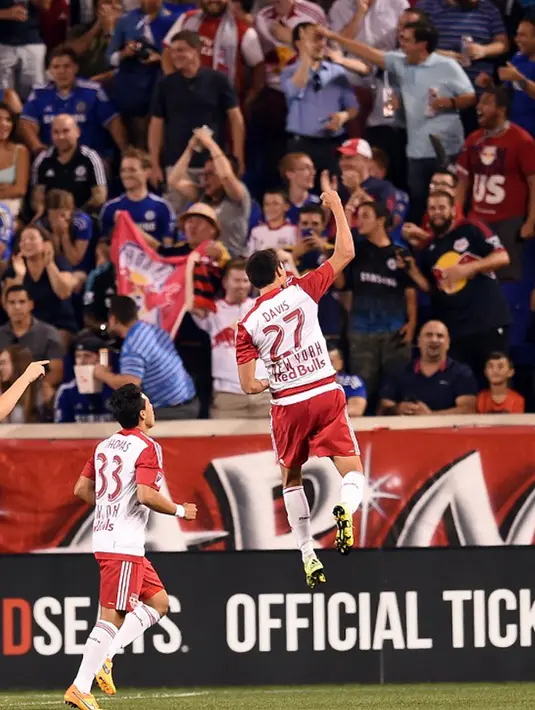 Gelandang New York Red Bulls, Sean Davis (kanan) melakukan selebrasi usai mencetak gol pada International Champions Cup 2015 di Red Bull Arena, Kamis (23/7/2015). New York Red Bulls menang atas Chelsea dengan skor 4-2. (AFP PHOTO/JEWEL SAMAD)