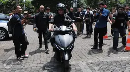 Menristekdikti Mohammad Nasir menjajal motor listrik GESITS di Jakarta, Senin (7/11). Motor listrik GESITS akan melakukan uji jalan menempuh jarak lebih dari 1.200 km mulai dari Jakarta sampai Bali dari 7-12 November 2016. (Liputan6.com/Helmi Afandi)