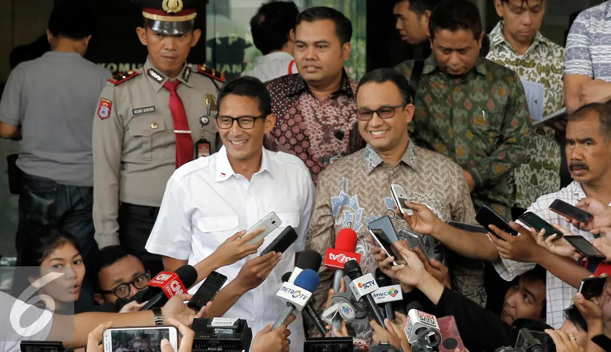 Sejumlah wartawan saat bertanya kepada Anies Baswedan dan Sandiaga Uno di KPK, Jakarta, Kamis (29/9). Sandiaga menyerahkan dokumen LHKPN terkait pencalonannya di Pikada DKI Jakarta 2017. (Liputan6.com/Helmi Afandi)