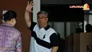 Akil Mochtar melambaikan tangannya ke arah kamera wartawan usai mencoblos di Gedung KPK (Liputan6.com/Johan Tallo)