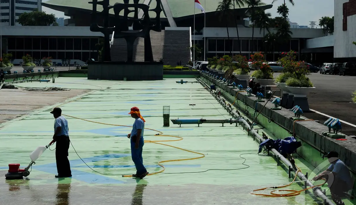 Petugas membersihkan kolam yang ada di halaman Gedung Parlemen, Senayan, Jakarta, Rabu (10/12/2014). (Liputan6.com/Andrian M Tunay)