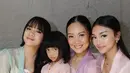 Naura Ayu kompak bersama ibu dan kedua adiknya mengenakan atasan kebaya warna cerah dengan aksen bordiran di bagian depan dipadukan bawahan kain. [@naura.ayu]