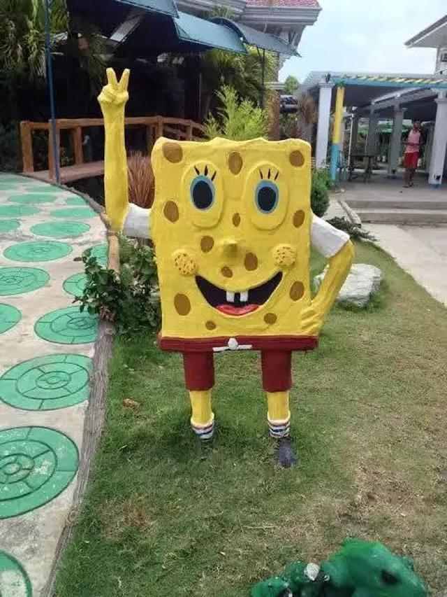 6 Patung Kartun Ini Bentuknya Absurd, Enggak Habis Pikir