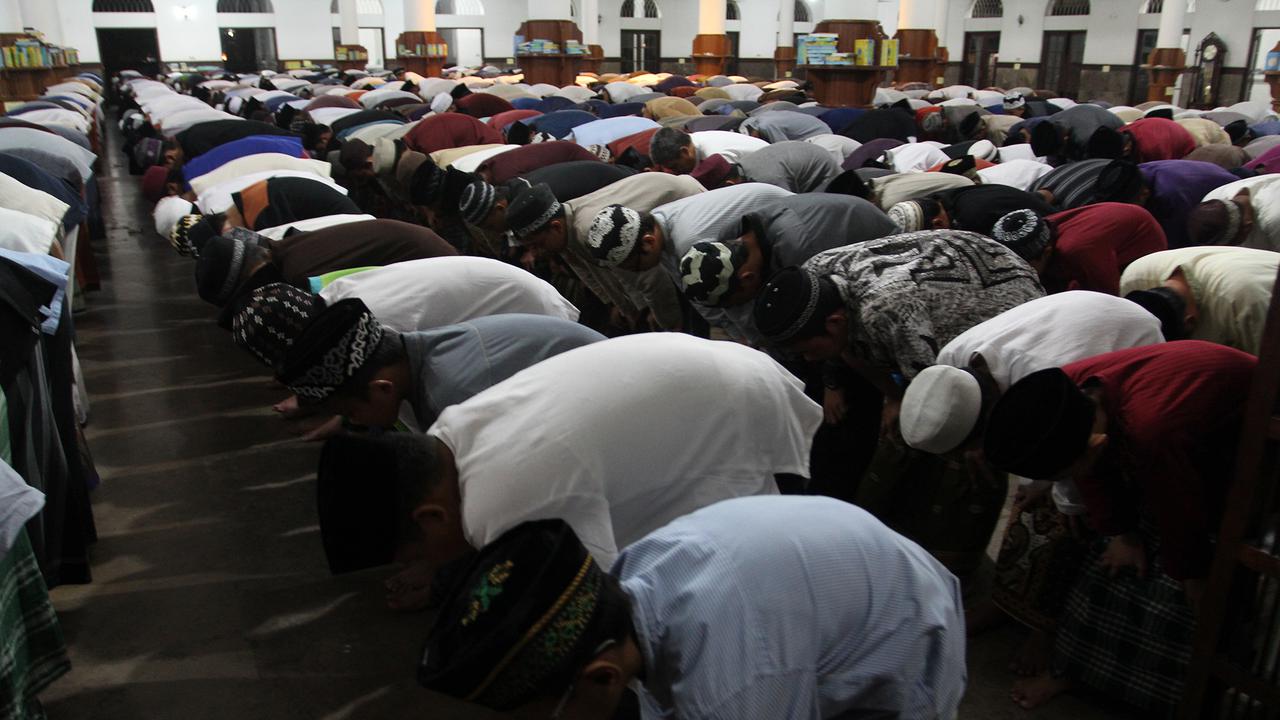 Ribuan Santri di Surakarta Salat Gerhana Bulan