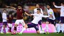 Pemain AS Roma, Mohamed Salah (kiri), berebut bola dengan pemain Fiorentina, Facundo Roncaglia, pada laga Serie A Italia di Stadion Olimpico, Roma, Sabtu (5/3/2016) dini hari WIB. (AFP/Filippo Monteforte)
