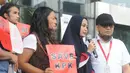 Penyidik senior KPK Novel Baswedan (kanan) saat aksi menuntut penuntasan teror pada KPK di Jakarta, Selasa (15/1). Koalisi masyarakat sipil menuntut Presiden Joko Widodo membentuk Tim Gabungan Pencari Fakta (TGPF). (Merdeka.com/Dwi Narwoko)