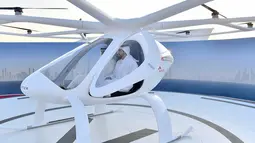 Putra Mahkota Shaikh Hamdan Bin Mohammed bin Rashid Al Maktoum menjajal drone yang akan dioperasikan sebagai taksi terbang dalam uji coba di Dubai, UEA, Senin (25/9). Mobil terbang Volocopter ini mampu beroperasi tanpa pilot atau awak. (Handout/WAM/AFP)