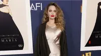 Angelina Jolie Tampil Beda dengan Rambut Keriting di Pemutaran Perdana Film Maria, Dijagokan Masuk Nominasi Oscar