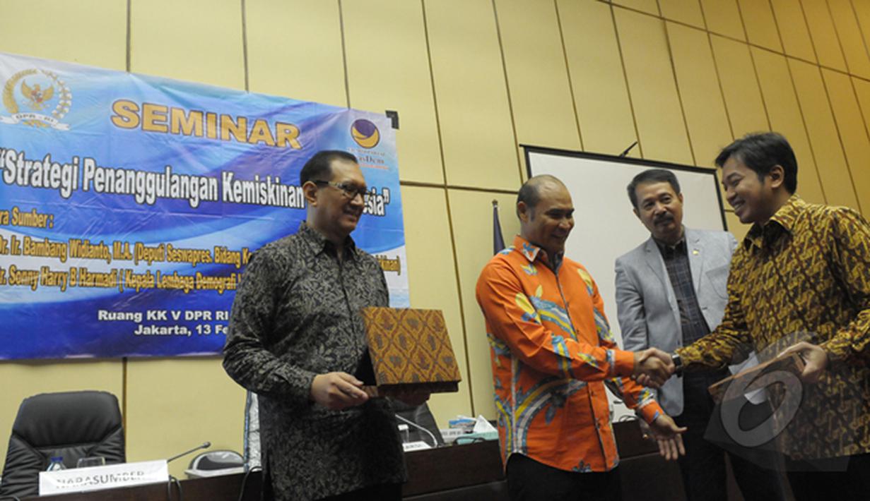 Victor Laiskodat (kedua dari kiri) memberikan cinderamata pada Sonny Harry B Harmadi (kanan) di Gedung DPR, Jakarta Jumat (13/2/2015). Seminar membahas tentang Strategi Penanggulangan Kemiskinan di Indonesia. (Liputan6.com/Andrian M Tunay)