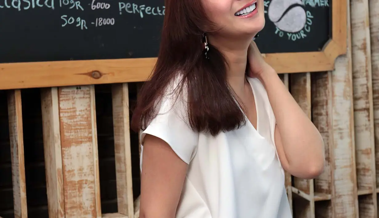 Menurutnya, itu tidak langsung diberikan. Tapi terlebih dulu putri sulungnya mengerjakan PR, mandi, makan dan lainnya. Meski sedih, itu bagian caranya agar anaknya bisa bermain dengan yang lain. (Deki Prayoga/Bintang.com)