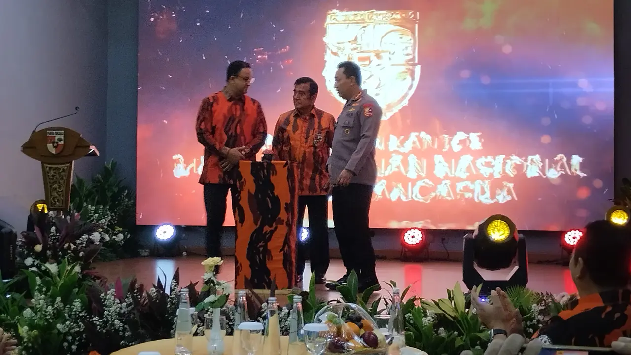 Kapolri Jenderal Listyo Sigit Prabowo (kanan) bersama Ketua Umum Pemuda Pancasila Japto Soerjosoemarno (tengah) dan  Gubernur DKI Jakarta Anies Baswedan (Liputan6.com/Winda Nelfira)