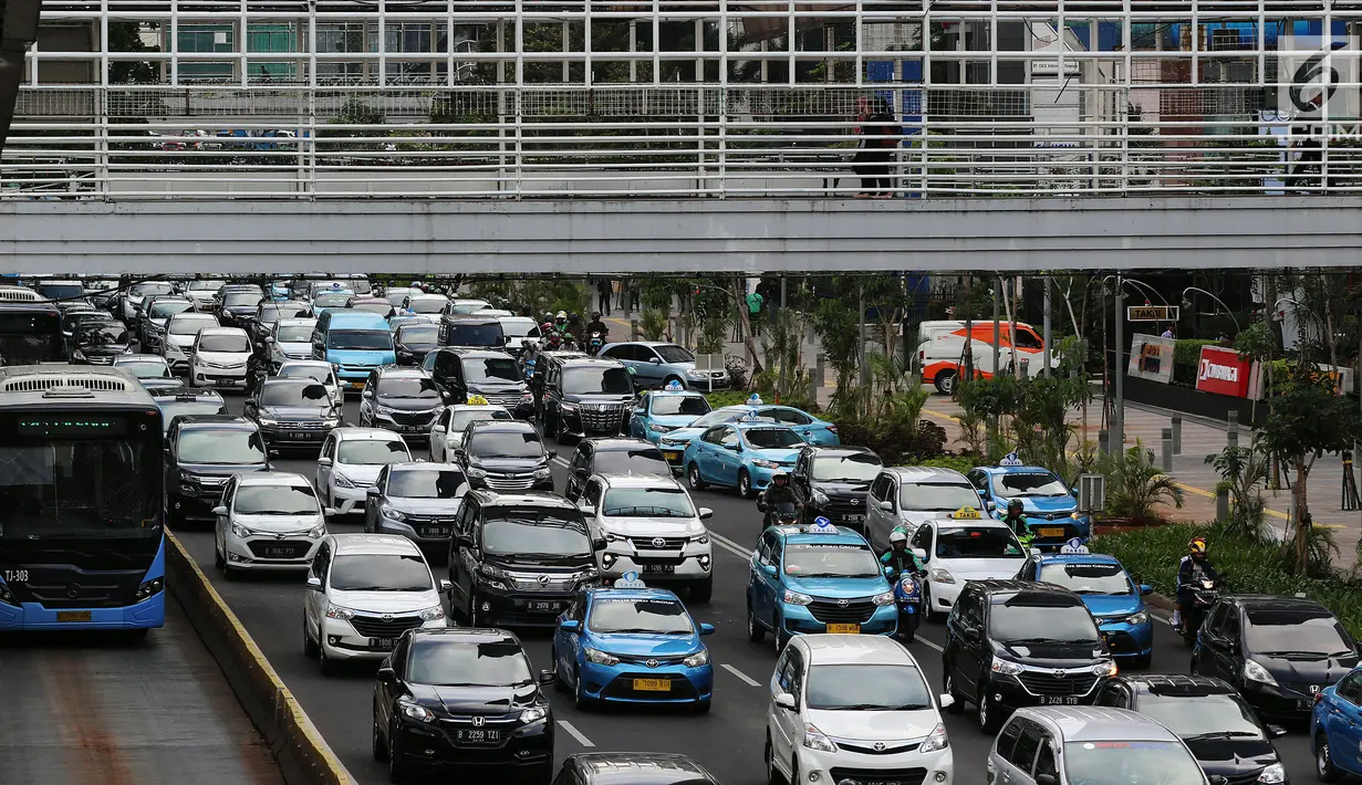 Kendaraan terjebak macet di kawasan Jalan Sudirman-Thamrin, Jakarta, Kamis (20/12). Pemerintah juga terus memperbaiki sistem transportasi seperti penerapan sistem ganjl-genap. (Liputan6.com/JohanTallo)