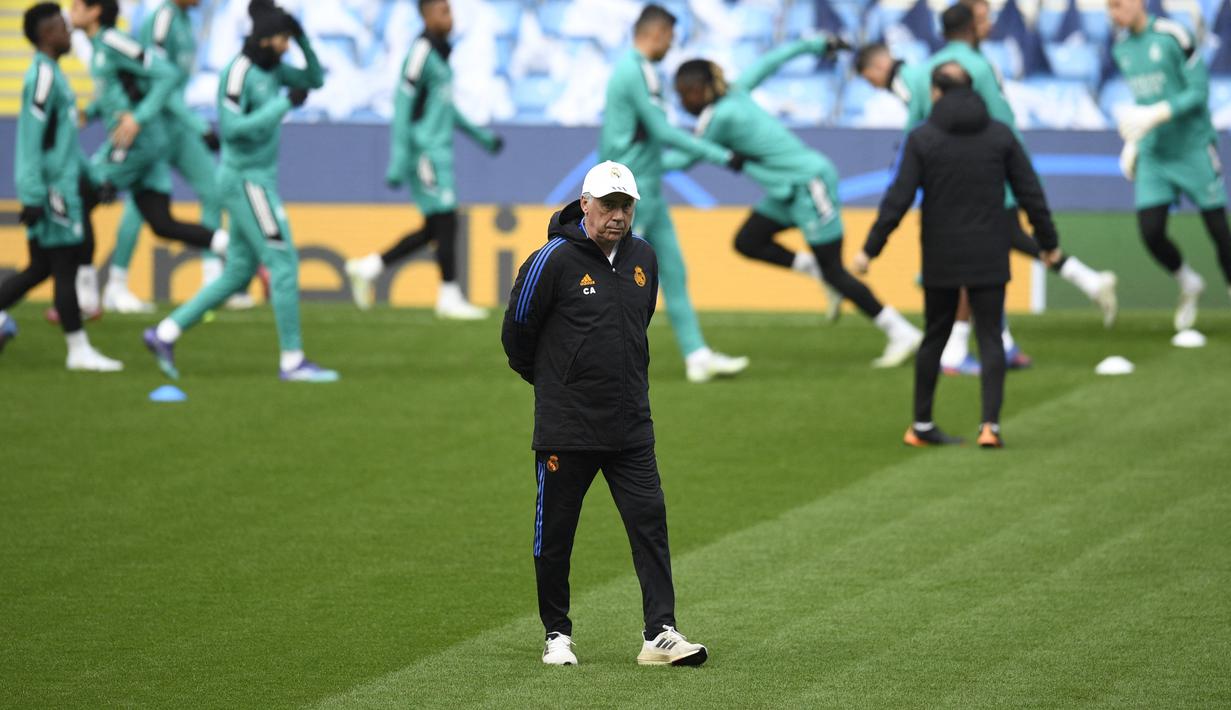 <p>Pelatih Real Madrid, Carlo Ancelotti memimpin sesi latihan tim di Stadion Etihad di Manchester, barat laut Inggris, pada 25 April 2022. Real Madrid akan bertanding melawan Manchester City pada leg pertama semifinal Liga Champions. (AFP/Oli Scarff)</p>