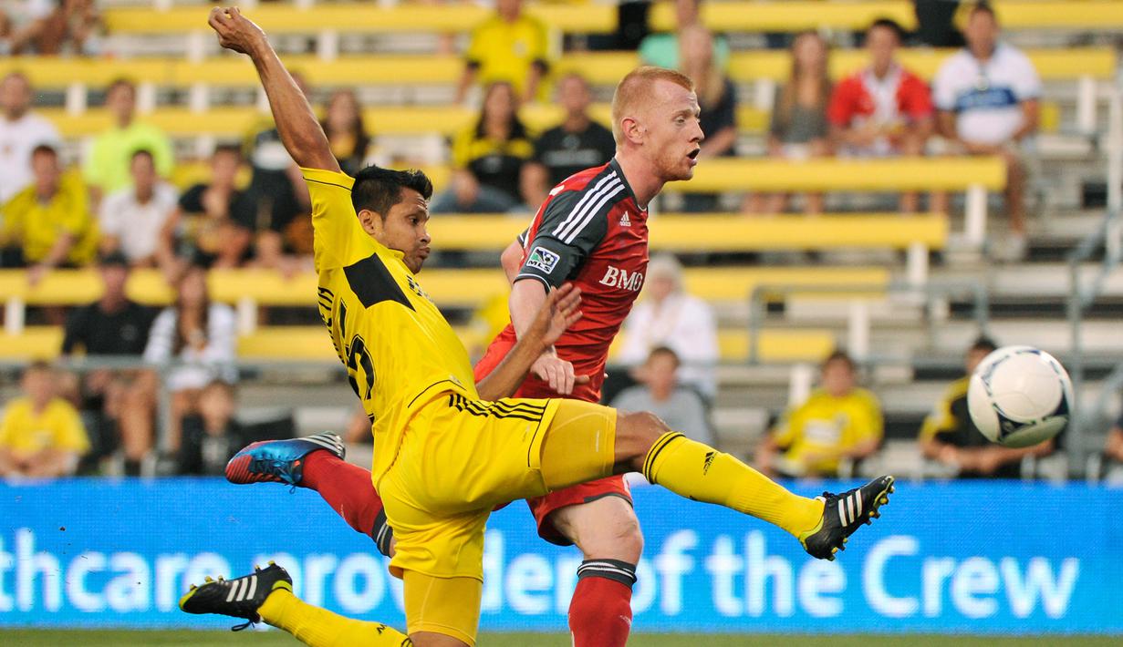 Richard Eckersley (kanan) saat masih berseragam Toronto FC saat melawan Columbus Crew di Crew Stadium, Columbus, Ohio, (22/08/2012).  (Jamie Sabau/Getty Images/AFP)
