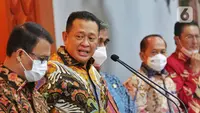 Ketua MPR, Bambang Soesatyo didampingi pimpinan MPR saat memberikan keterangan kepada wartawan usai memperingati Hari Konstitusi dan HUT MPR ke-77 di Jakarta, Kamis (18/8/2022). Acara tersebut bertemakan Konstitusi Sebagai Pijakan Bagi Kebangkitan Ekonomi dan Politik Global Pasca Pandemi. (Liputan6.com/Angga Yuniar)