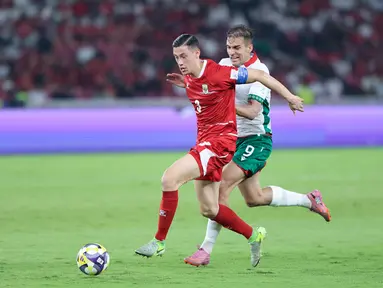 Pemain Timnas Indonesia, Jay Idzes, berusaha mengahalau pemain Bulgaria, Vladimir Nikolov, dalam laga final FIFA Series 2026 di Stadion Utama Gelora Bung Karno (SUGK), Senayan, Jakarta, Senin (30/03/2026). (Bola.com/M Iqbal Ichsan)