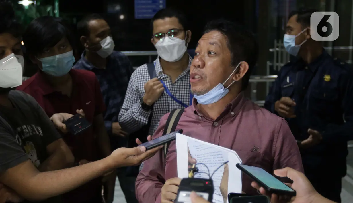 Pakar Komunikasi Politik, Effendi Gazali memberi keterangan kepada pewarta usai diperiksa di Gedung KPK, Jakarta, Kamis (25/3/2021). Effendi Gazali diperiksa sebagai saksi dalam kasus dugaan suap pengadaan Bantuan Sosial untuk wilayah Jabodetabek tahun 2020. (Liputan6.com/Helmi Fithriansyah)