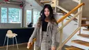 Paduan blazer dan split dress senada juga bisa diadaptasi menjadi gaya kasual yang stylish, kamu bisa memakainya untuk acara semi formal hingga formal. (Foto: Instagram/ Shannon Wong)
