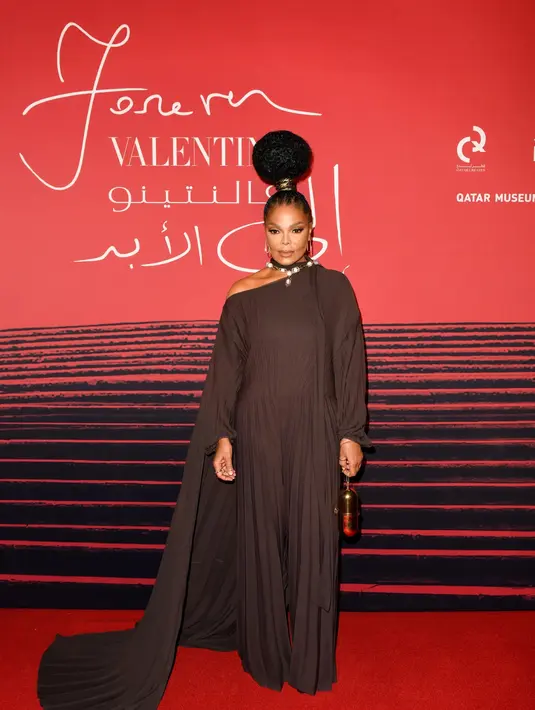 Janet Jackson mengenakan gaun rancangan Valentino. Foto: Vogue.