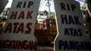 Sejumlah anak muda menggelar aksi damai di luar Kantor Komnas HAM, Jakarta, Kamis (14/7/2022). Mereka meminta hak asasi akibat krisis iklim dengan mengadukan kepada Komnas HAM terkait pembiaran krisis Iklim karena sudah sangat berpengaruh pada kehidupan, ekonomi, dan kesehatan perorangan maupun kelompok akibat kenaikan suhu bumi serta cuaca ekstrem. (Liputan6.com/Faizal Fanani)