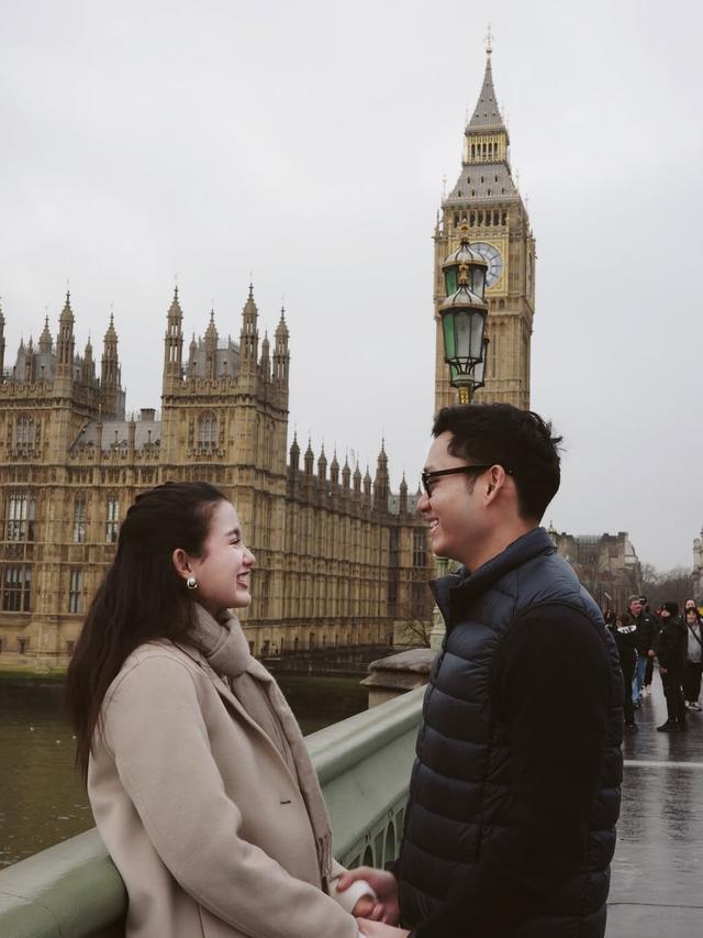 Sarah Menzel Tampil Berkerudung Saat Liburan di Paris, Warganet Doakan Agar Segera Mualaf