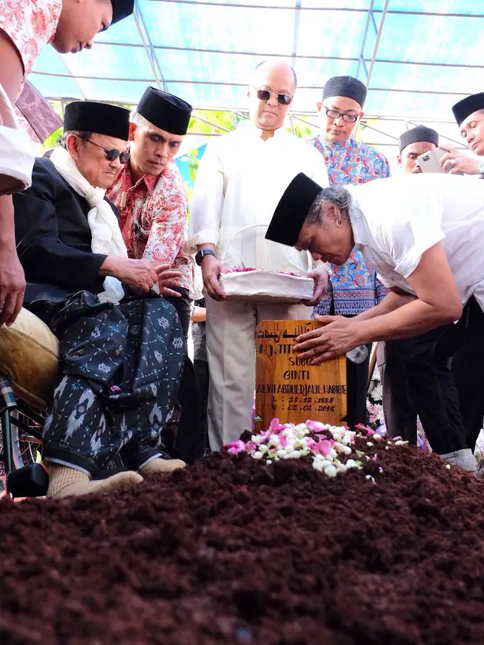 BJ Habibie dan Adrie Subono