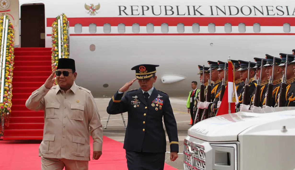 Presiden Republik Indonesia, Prabowo Subianto (kiri) memberi hormat kepada pasukan kehormatan saat tiba di Bandara Internasional Mactan-Cebu menjelang kedatangannya pada Konferensi Tingkat Tinggi (KTT) ke-48 Perhimpunan Bangsa-Bangsa Asia Tenggara (ASEAN) di Cebu, Filipina, Kamis 7 Mei 2026. (Jacqueline Hernandez/POOL/AFP)