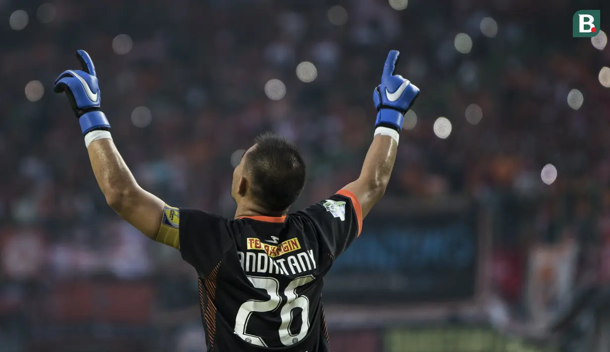 Kiper Persija Jakarta, Andritany Ardhiyasa, merayakan kemenangan atas Barito Putera pada laga Liga 1 di Stadion Patriot, Jawa Barat, Selasa (30/10). Persija menang 3-0 atas Barito. (Bola.com/Vitalis Yogi Trisna)