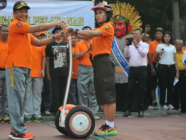 Kapolda Metro Jaya, Irjen Pol Tito Karnavian meluncurkan Satuan Segway Direktorat Pengaman Objek Vital di Bundaran HI, Jakarta, Minggu (13/9/2015). Sebanyak 7 segway baru dipakai untuk pengamanan jalannya car free day. (Liputan6.com/Gempur M Surya)